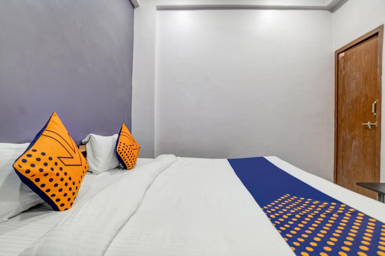 Spot On 76764 Hotel Lux Индаур Экстерьер фото
