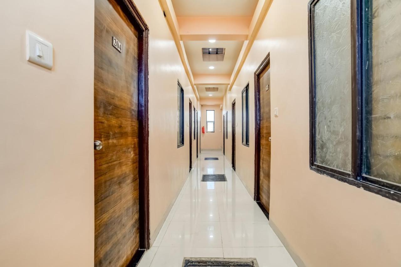 Spot On 76764 Hotel Lux Индаур Экстерьер фото